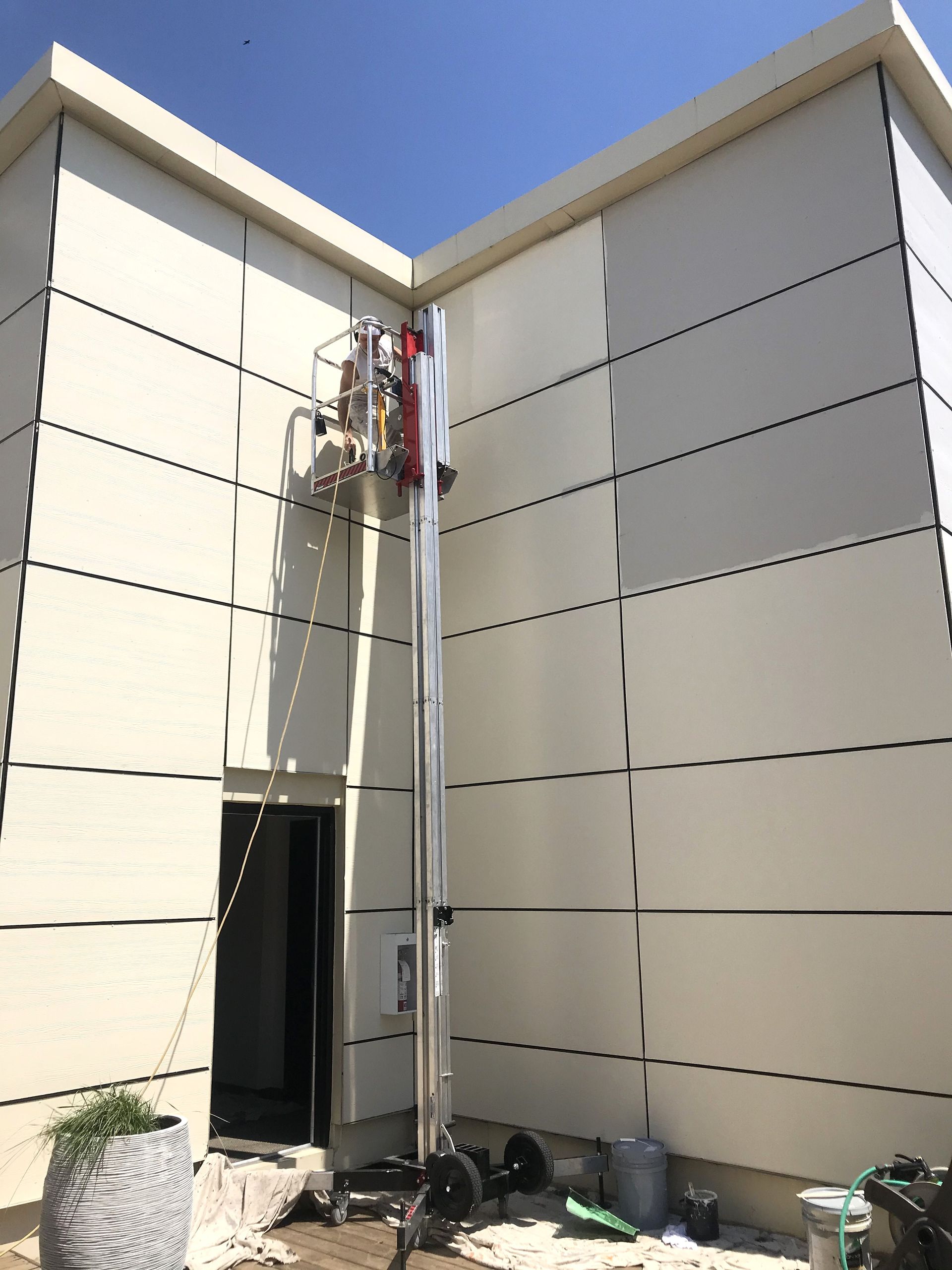 Un grand bâtiment blanc avec une échelle sur le côté.