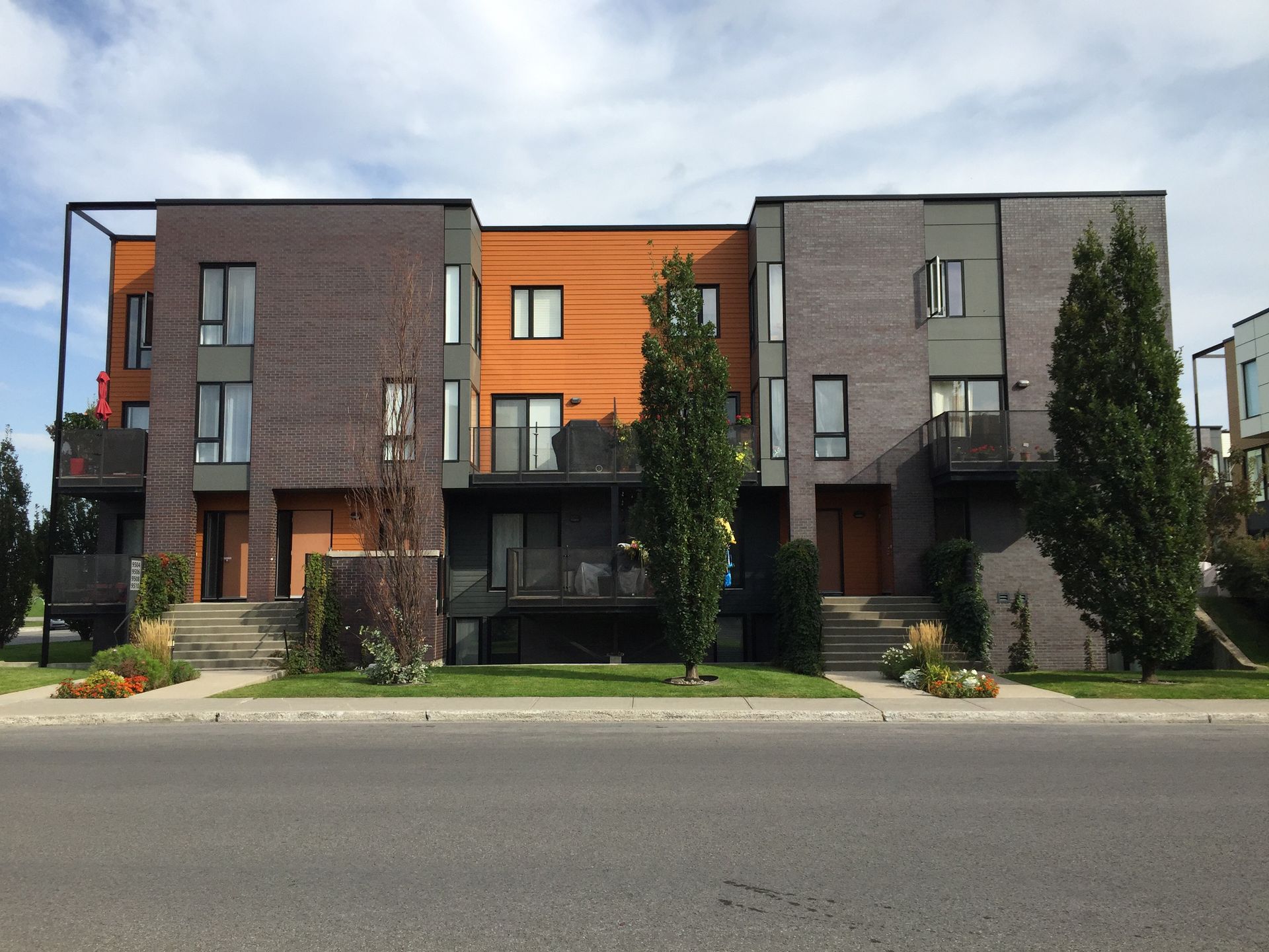 Une rangée d'immeubles d'habitation sont alignés les uns à côté des autres