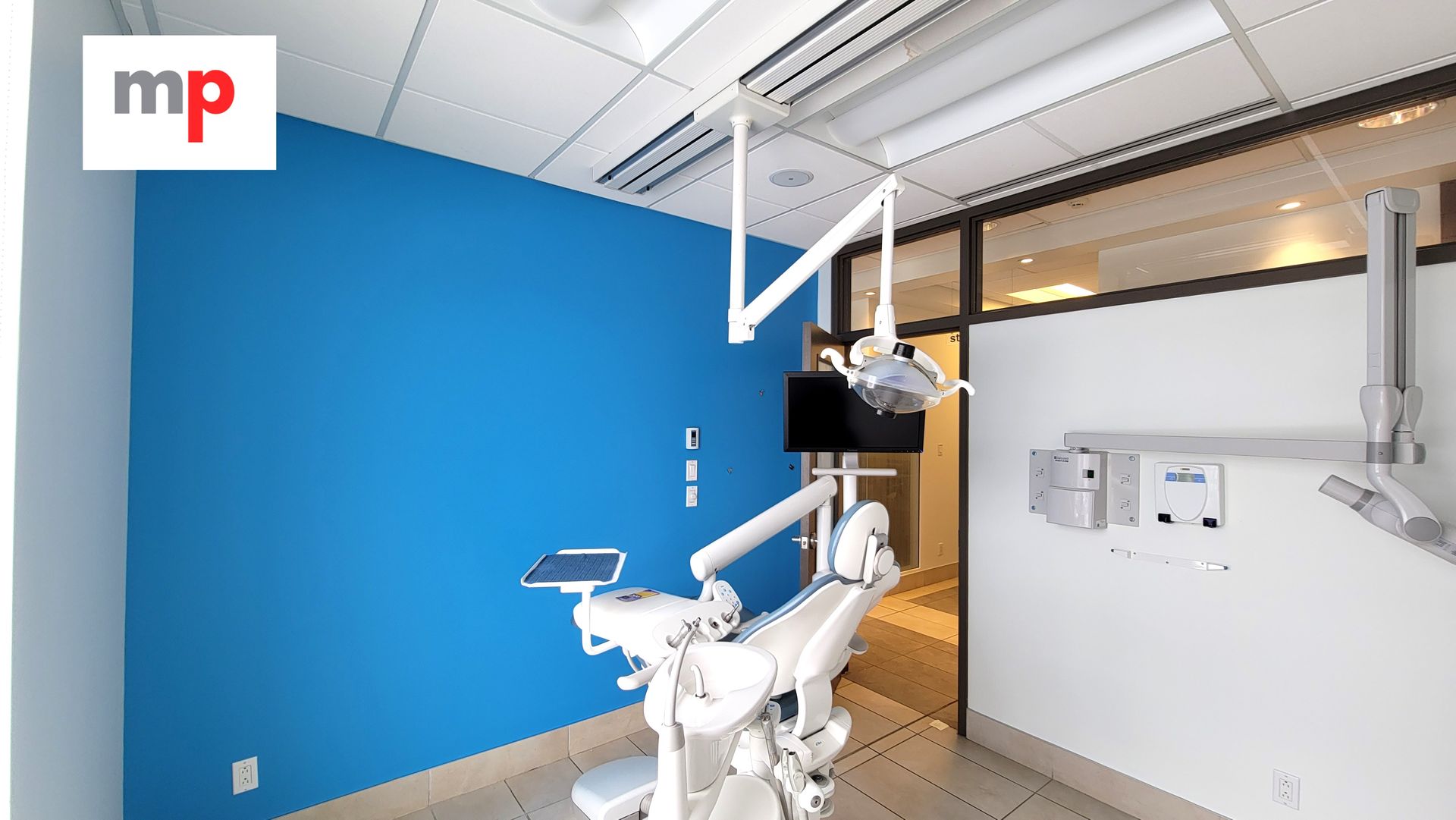 Chaise dentaire devant mur bleu vif