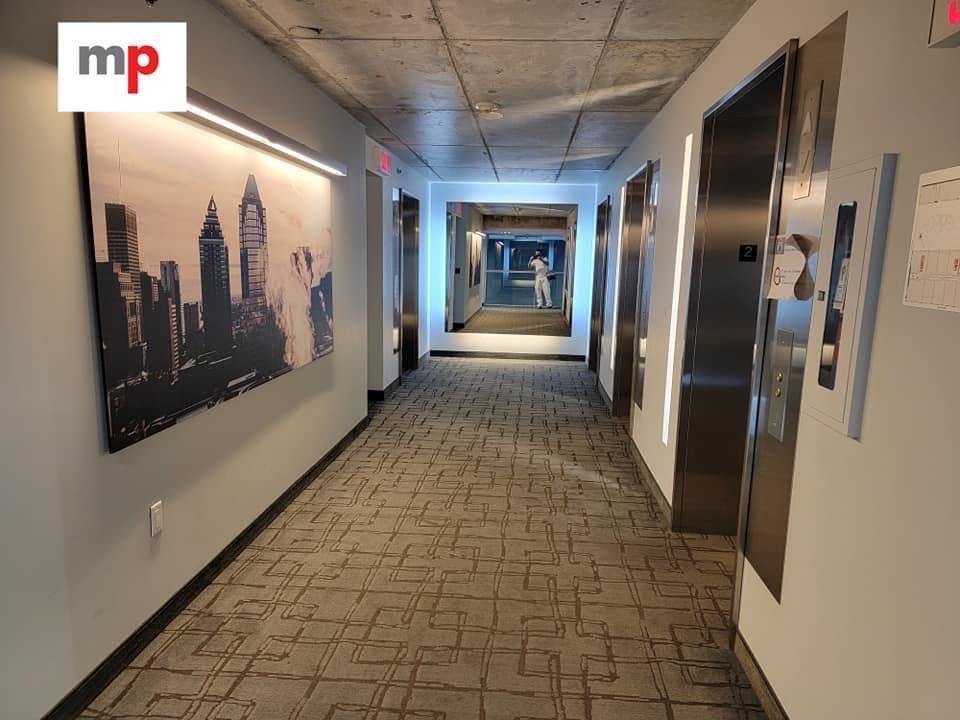 Un long couloir avec une photo d'une ville sur le mur