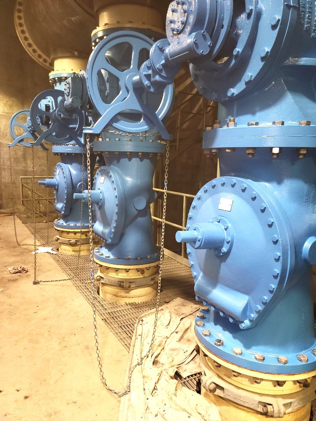 Valves industrielles bleues fixes