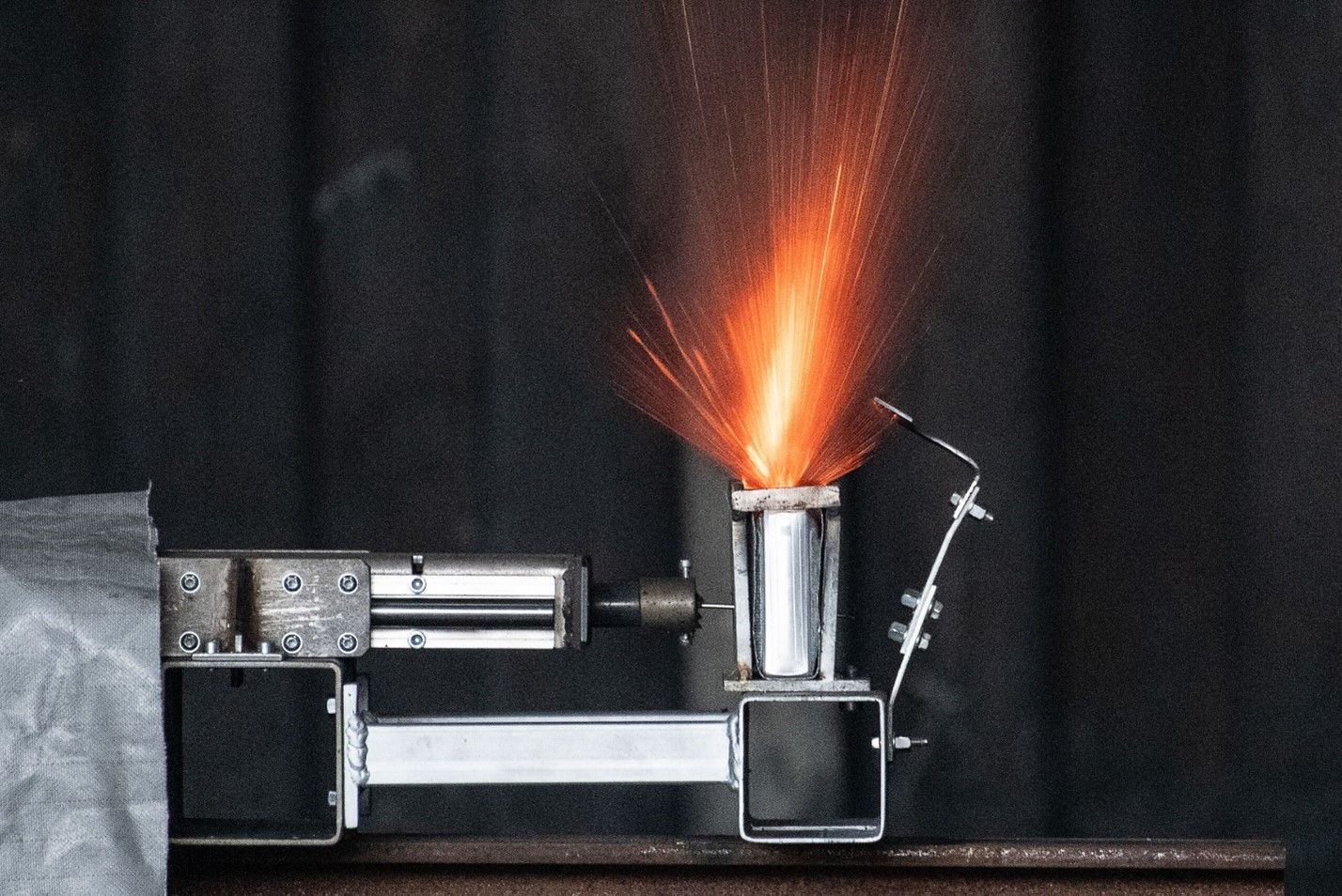 Une machine avec une flamme qui en sort
