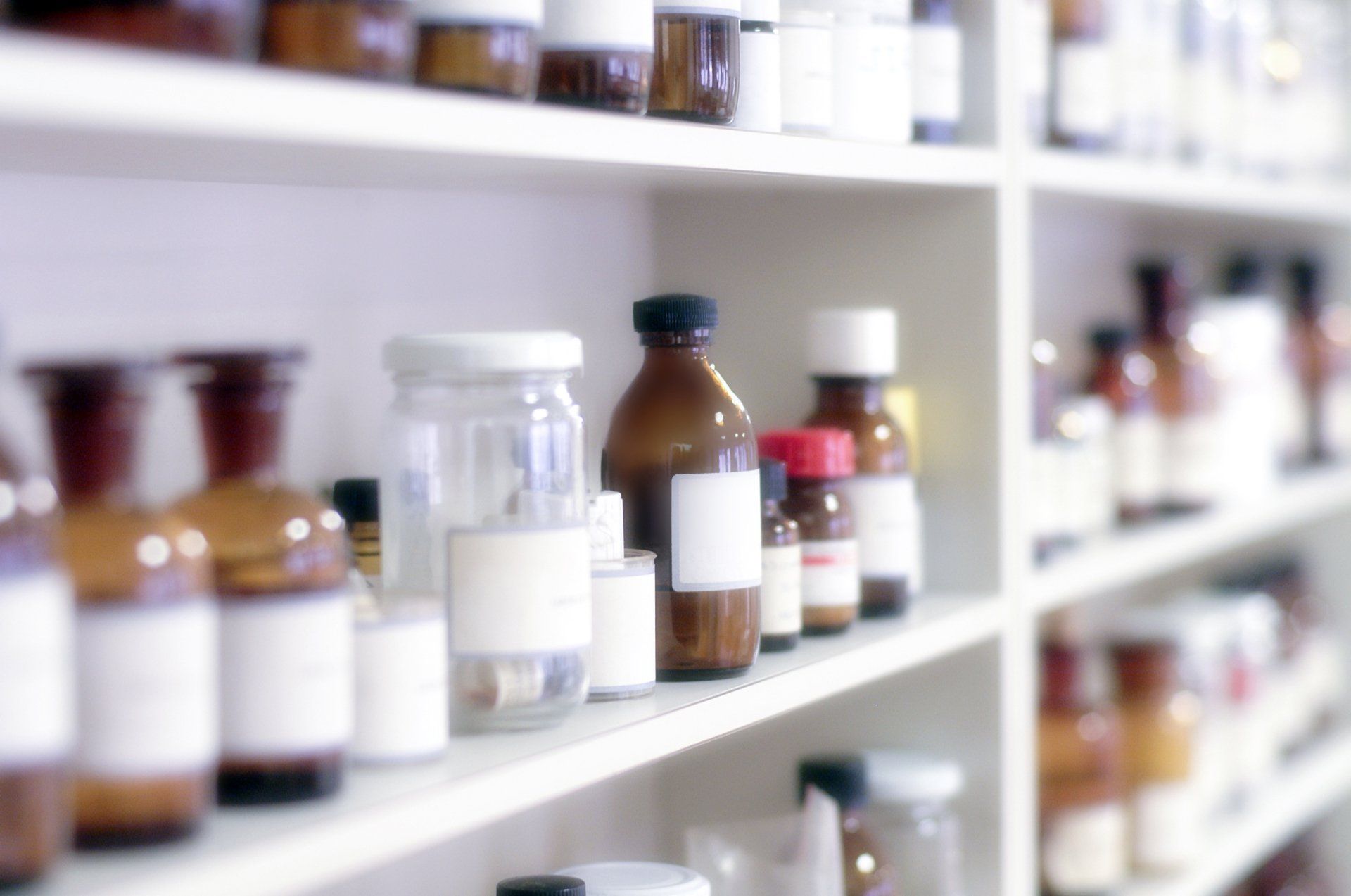 Une rangée d étagères remplies de bouteilles et de pots