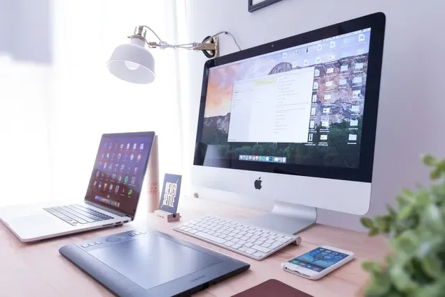 internet marketing agency computers on desk