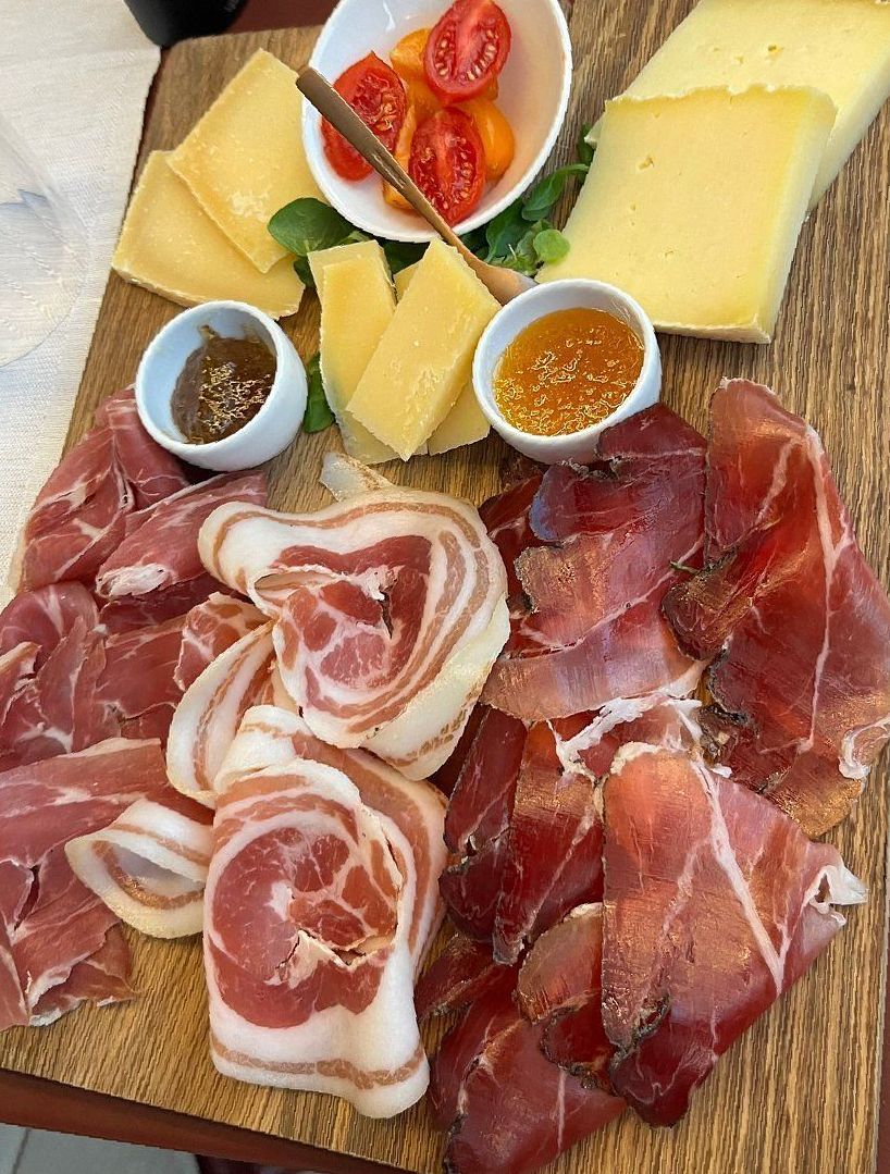 tagliere di salumi e formaggi osteria costa d'oro