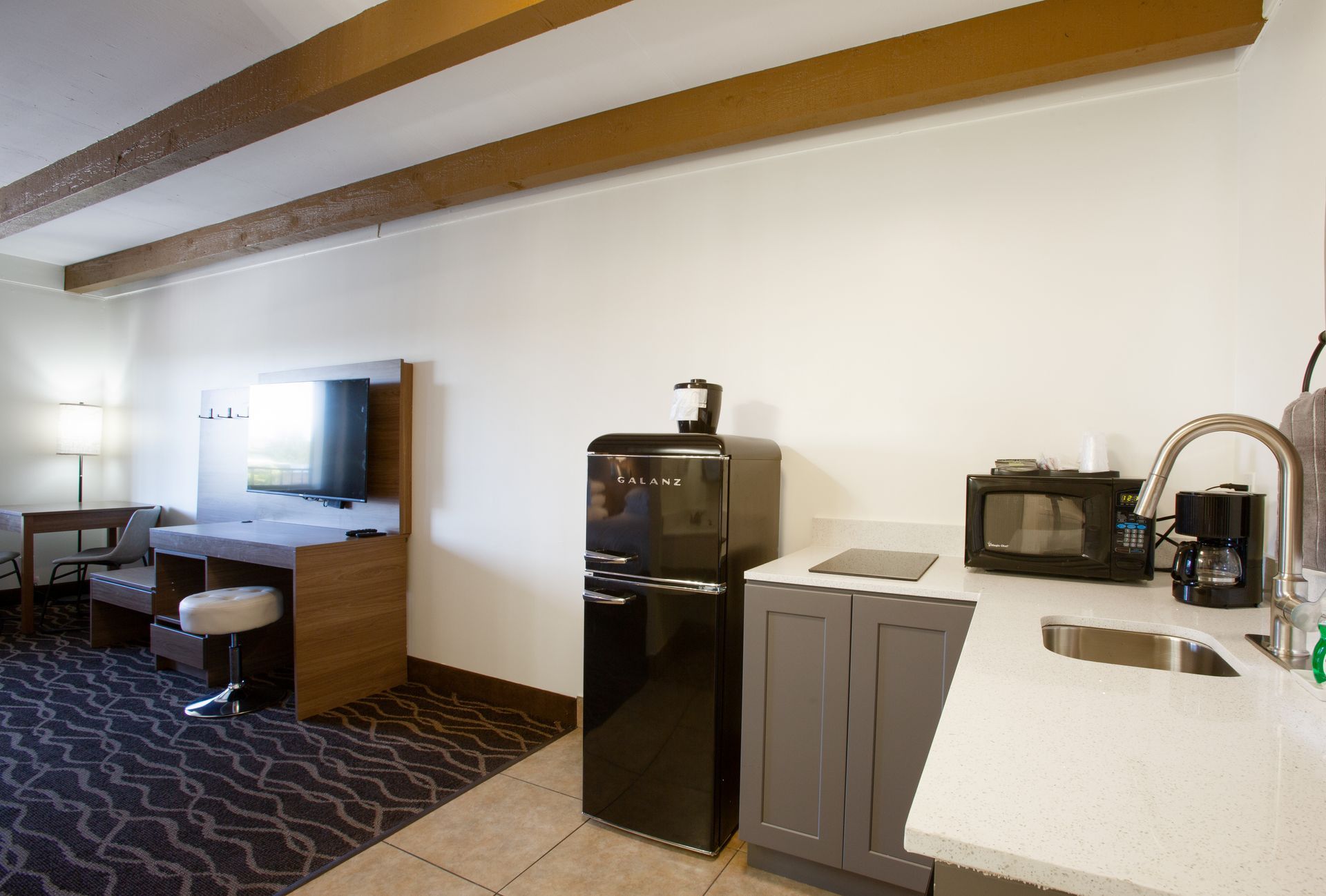 Dreamcatcher Inn Sedona hotel room with kitchenette and refrigerator for extended stays