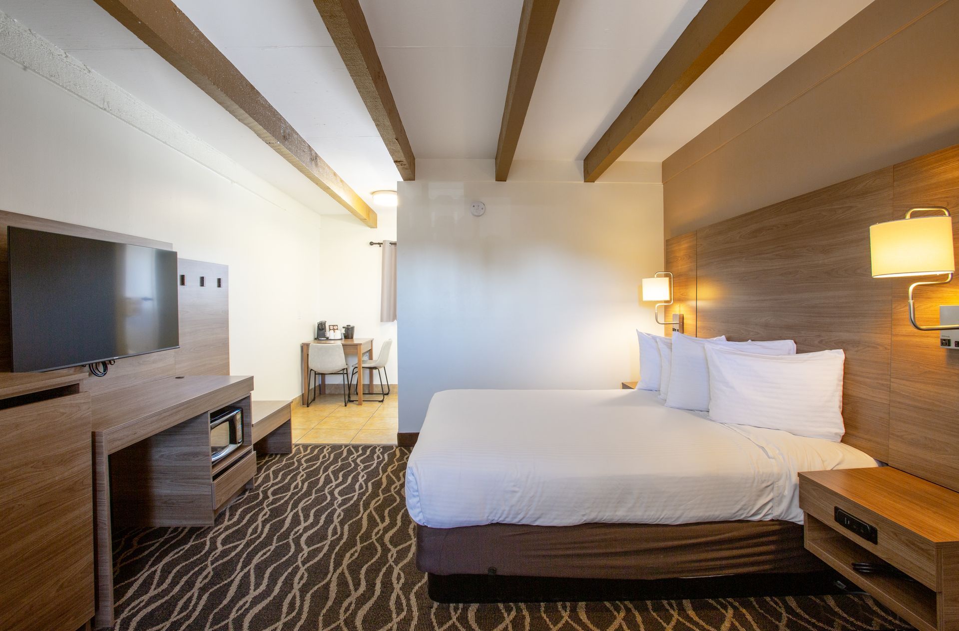 King-size bed and flat-screen TV in a modern Dreamcatcher Inn Sedona hotel room