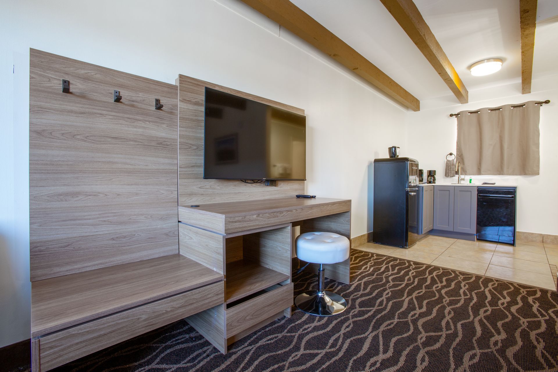 Dreamcatcher Inn Sedona hotel room featuring flat-screen TV and seating stool