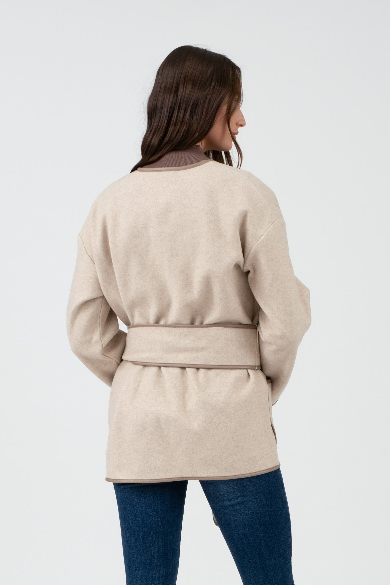 Abrigo con cinturón beige