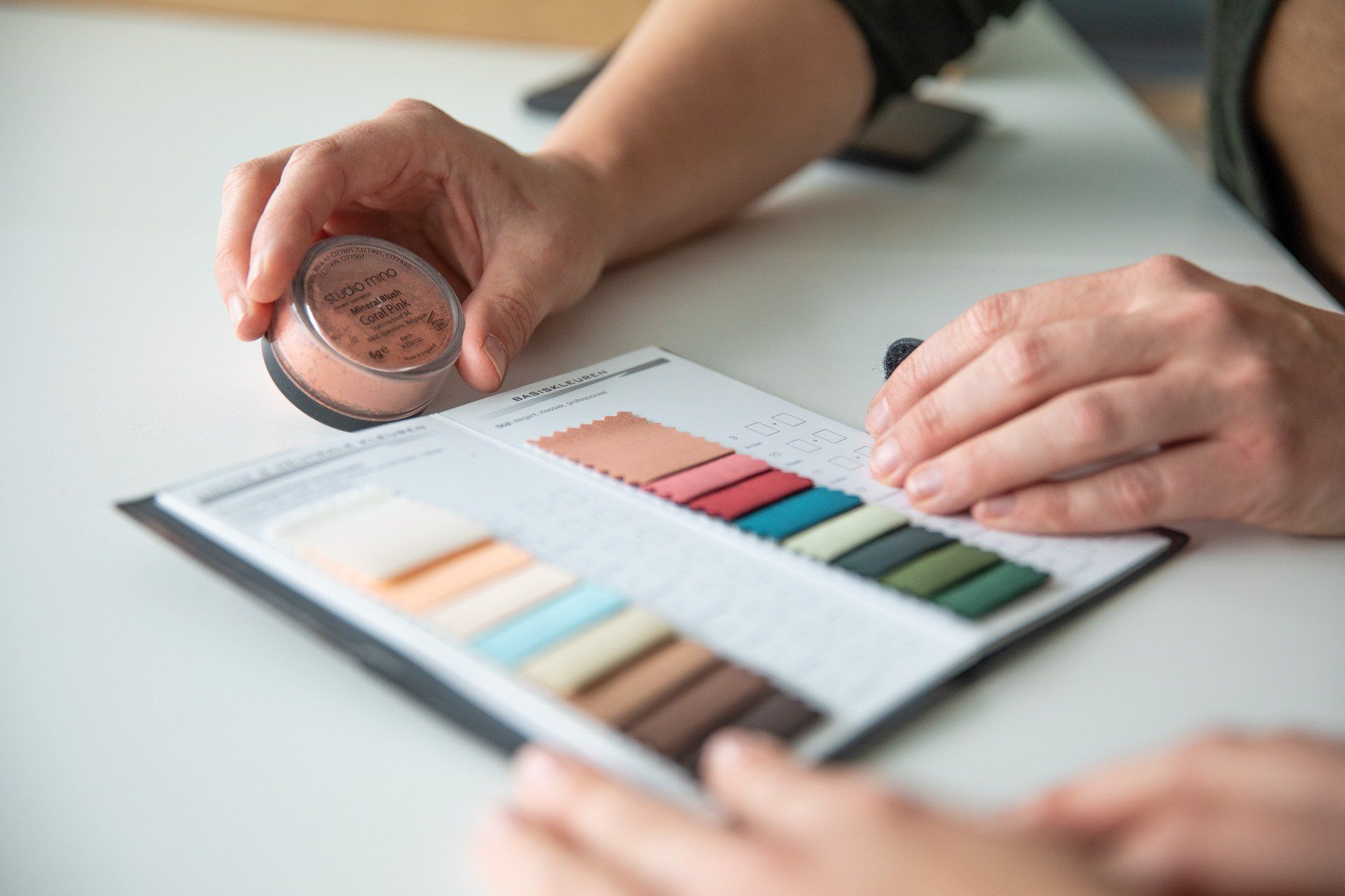 Tijdens een kleuranalyse leer je ook welke natuurlijke make up het beste bij je staat.