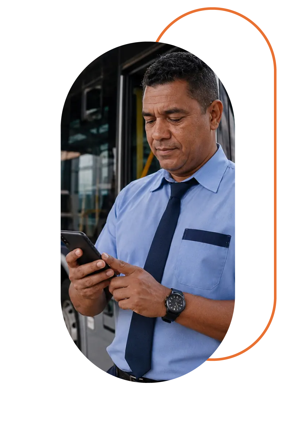 Motorista conferindo seu ponto em seu celular frente ao ônibus