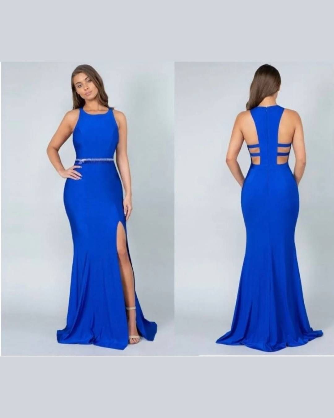 Dos vistas de un vestido largo azul marino sin mangas con abertura alta y espalda descubierta en una modelo.