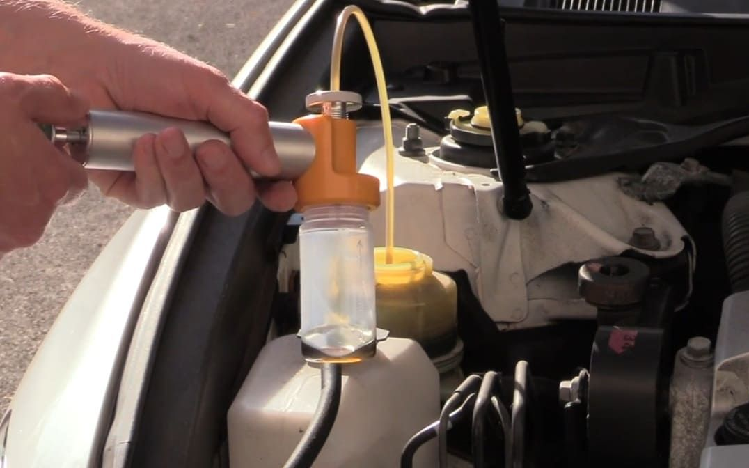 Industrial machinery fluid sampling equipment