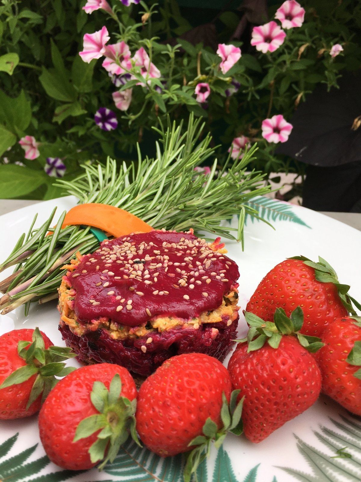 gateau de légume, coulis rouge, fraises