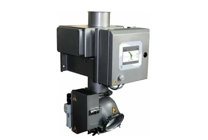 Metal detector per uso industriale, con pannello di controllo e sistema di espulsione. Design cilindrico, grigio.