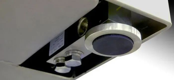 Primo piano di un componente meccanico bianco con interno nero. 