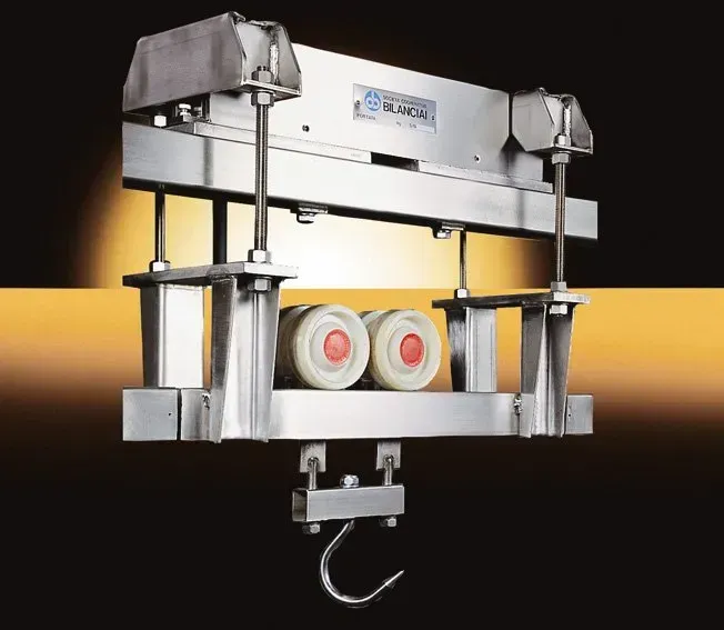 Sistema di guide per carne sopraelevate in acciaio inox con ruote e gancio.