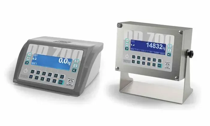 Due bilance digitali industriali con display e pulsanti. Una è coperta, l'altra è su un supporto.