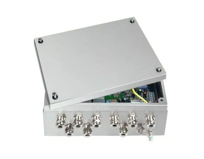 Contenitore per dispositivo elettronico in argento con coperchio aperto, contenente circuito stampato e diverse porte.