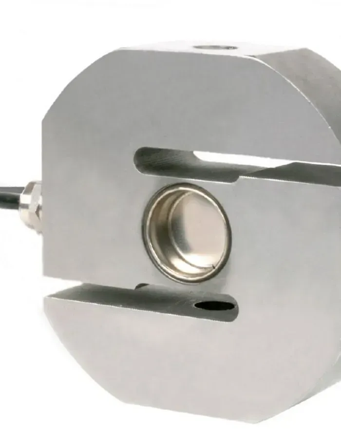 Primo piano di una cella di carico industriale in argento con un foro circolare e un cavo che si estende lateralmente.