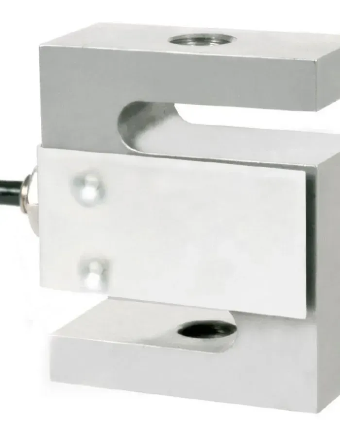 Cella di carico a S in argento con ritaglio centrale, utilizzata per misurare il peso, con cavo collegato.