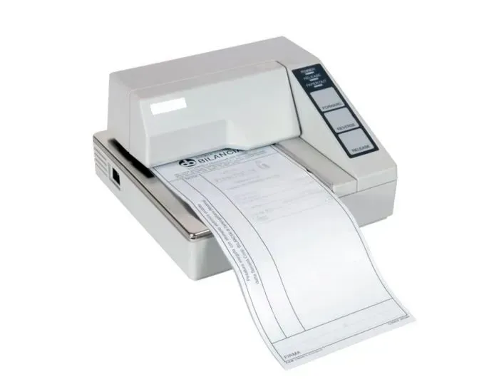 Una stampante a etichette bianche che stampa un modulo; la carta fuoriesce dalla stampante.