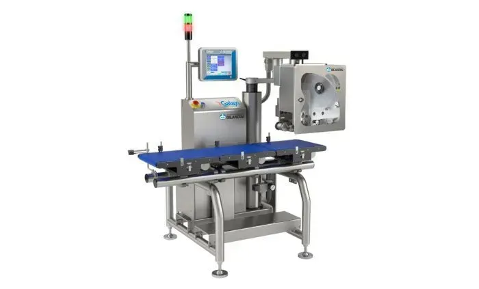 Selezionatrice ponderale industriale in acciaio inox con display, pannello di controllo e torre luminosa.