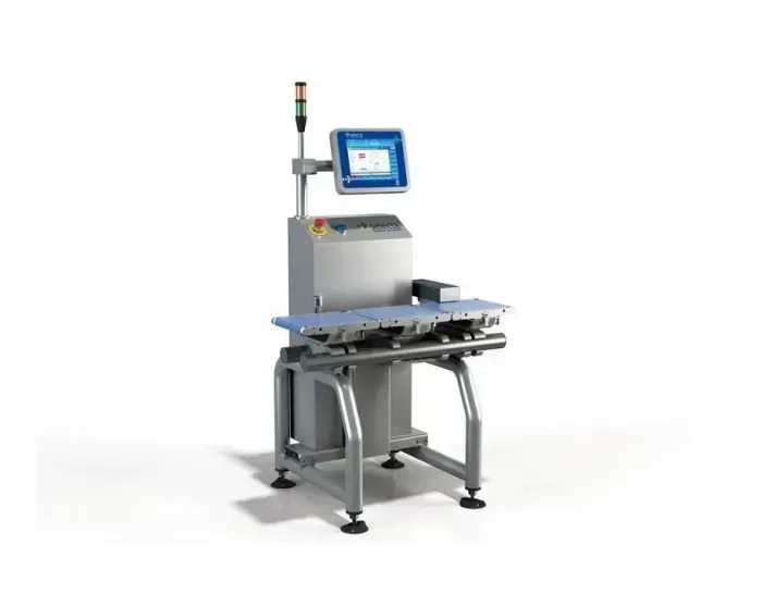 Selezionatrice ponderale industriale con interfaccia touch screen e nastro trasportatore.