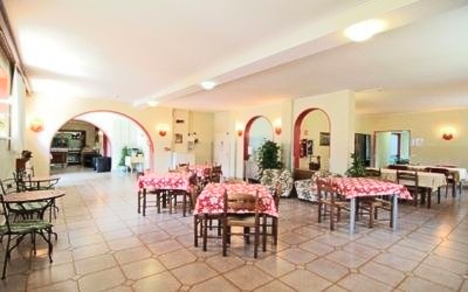 Sala da pranzo nella residenza per anziani
