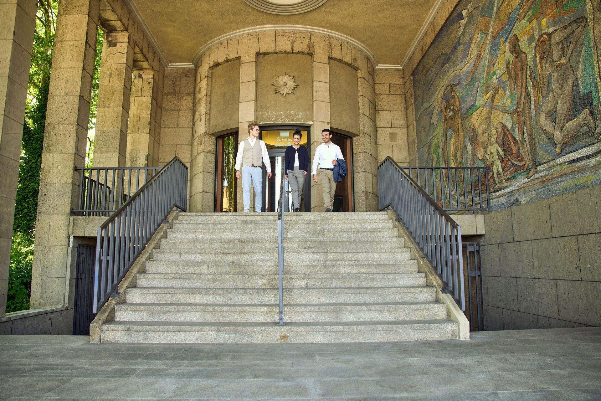 Mitarbeiter vor GEbäude