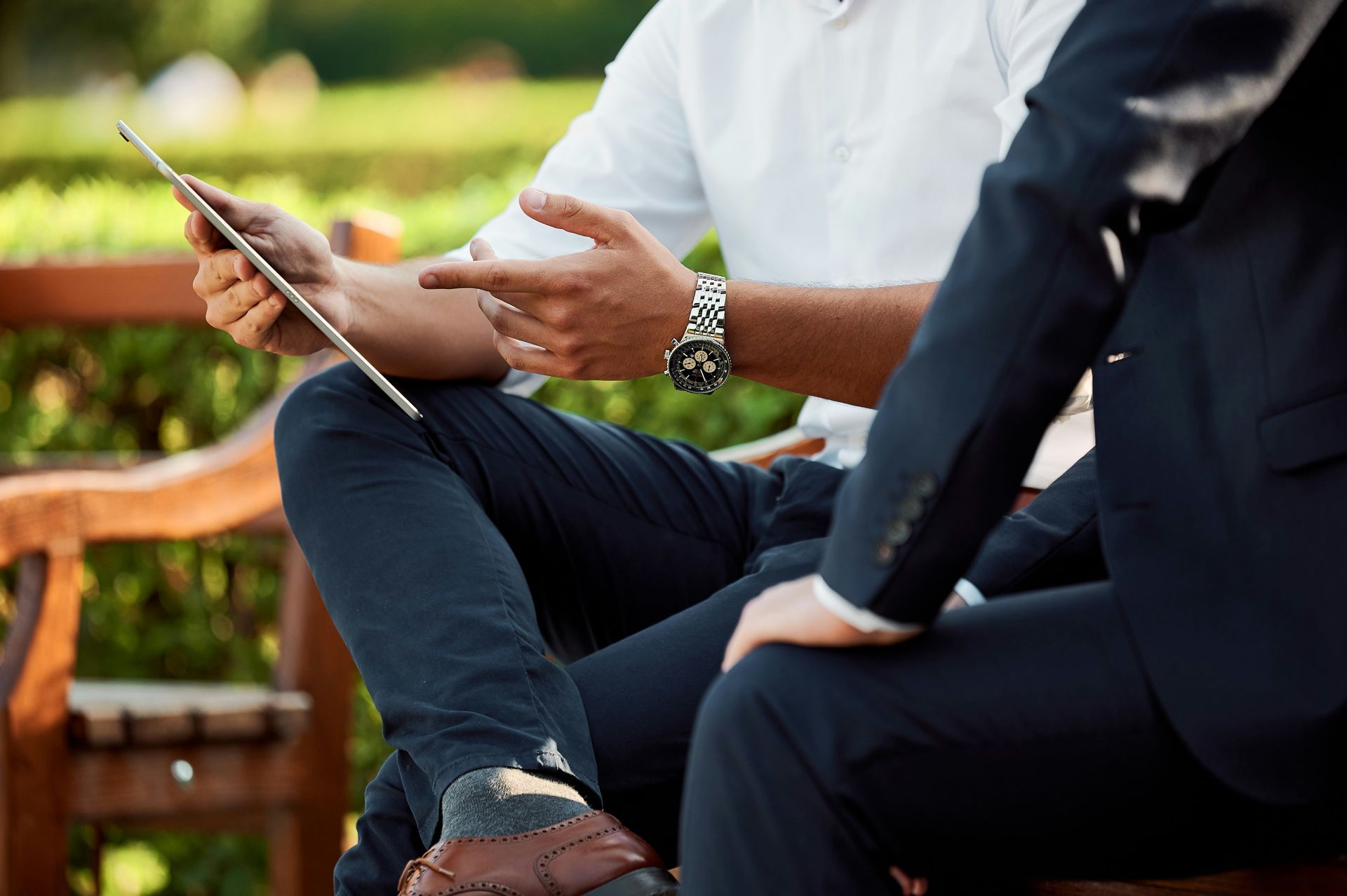 Mann zeigt auf Tablet