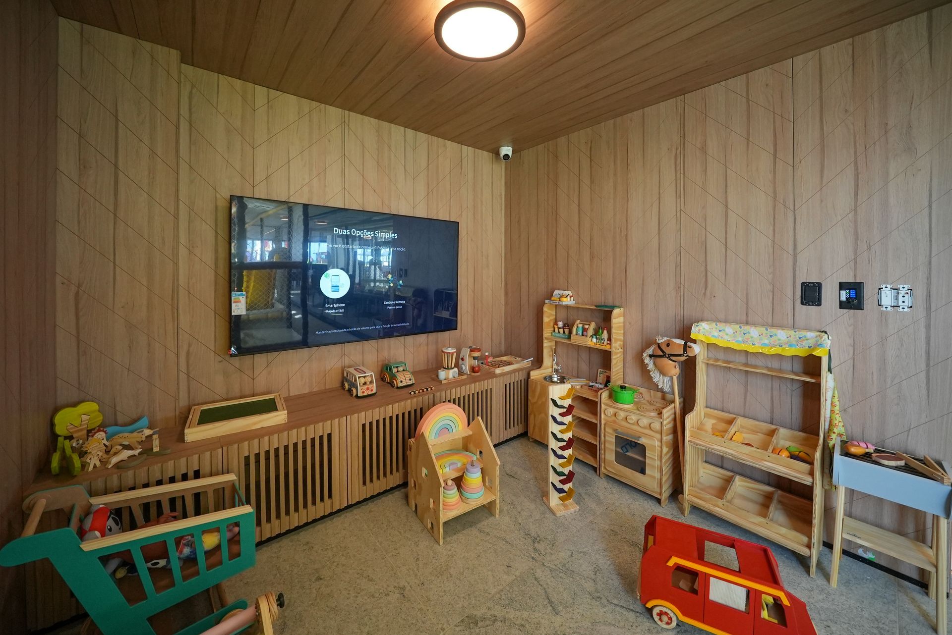 Uma sala de jogos com brinquedos em ´porto alto resort.