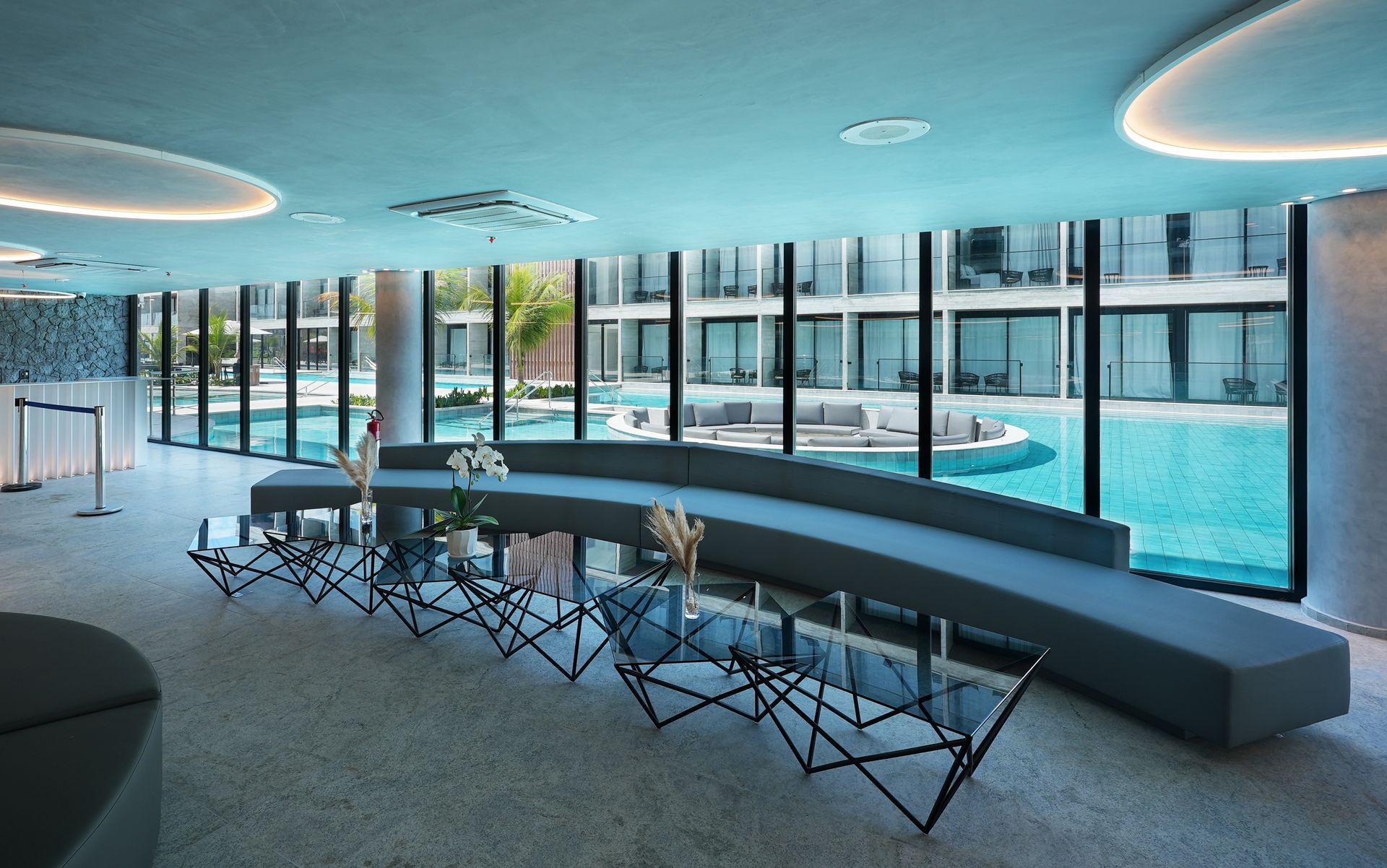 Impressão artística de uma piscina rodeada de palmeiras.