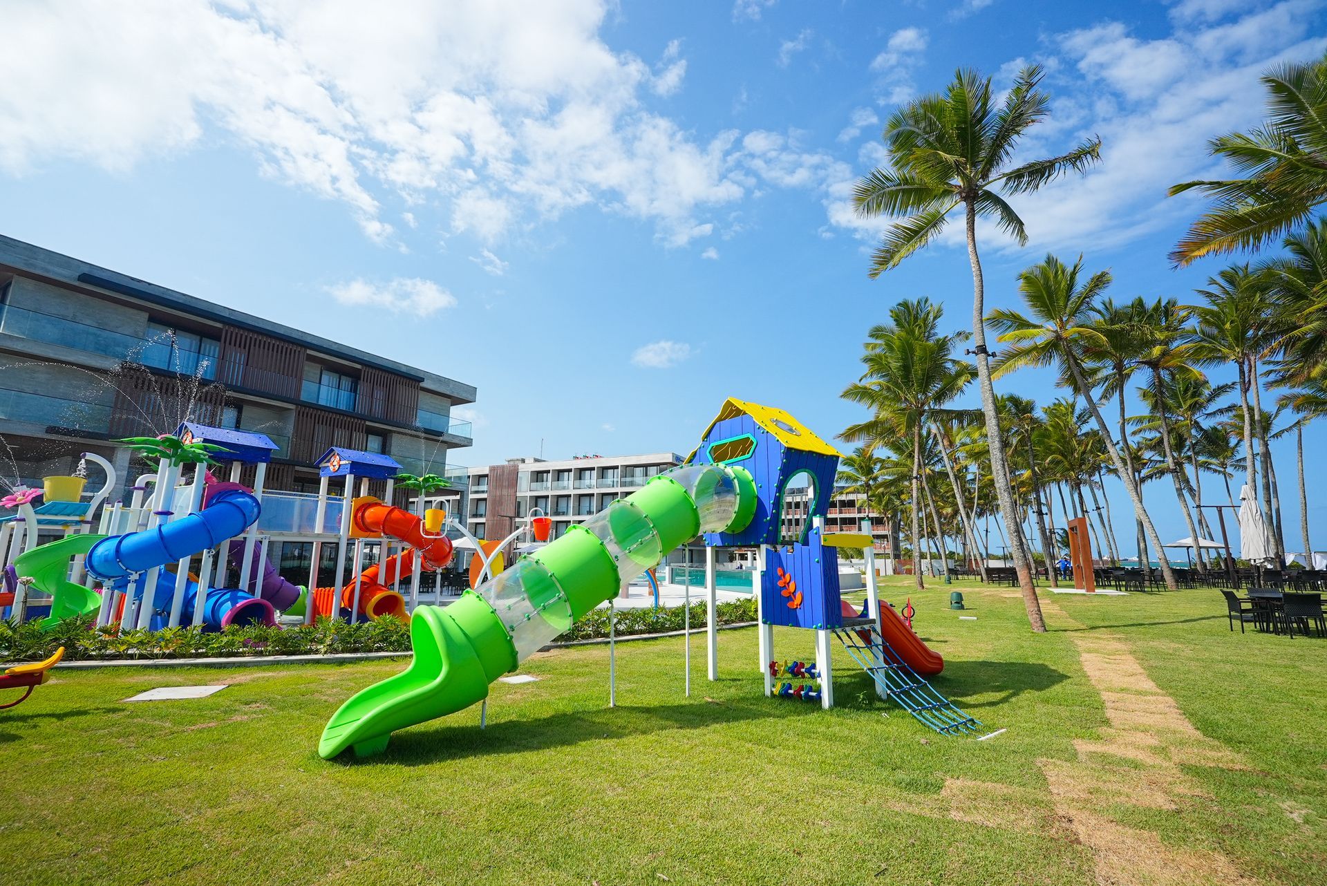 Um playground colorido em porto alto resort.