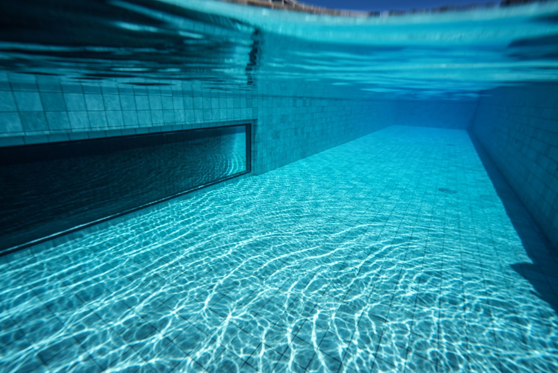 Uma vista de uma piscina debaixo d'água.