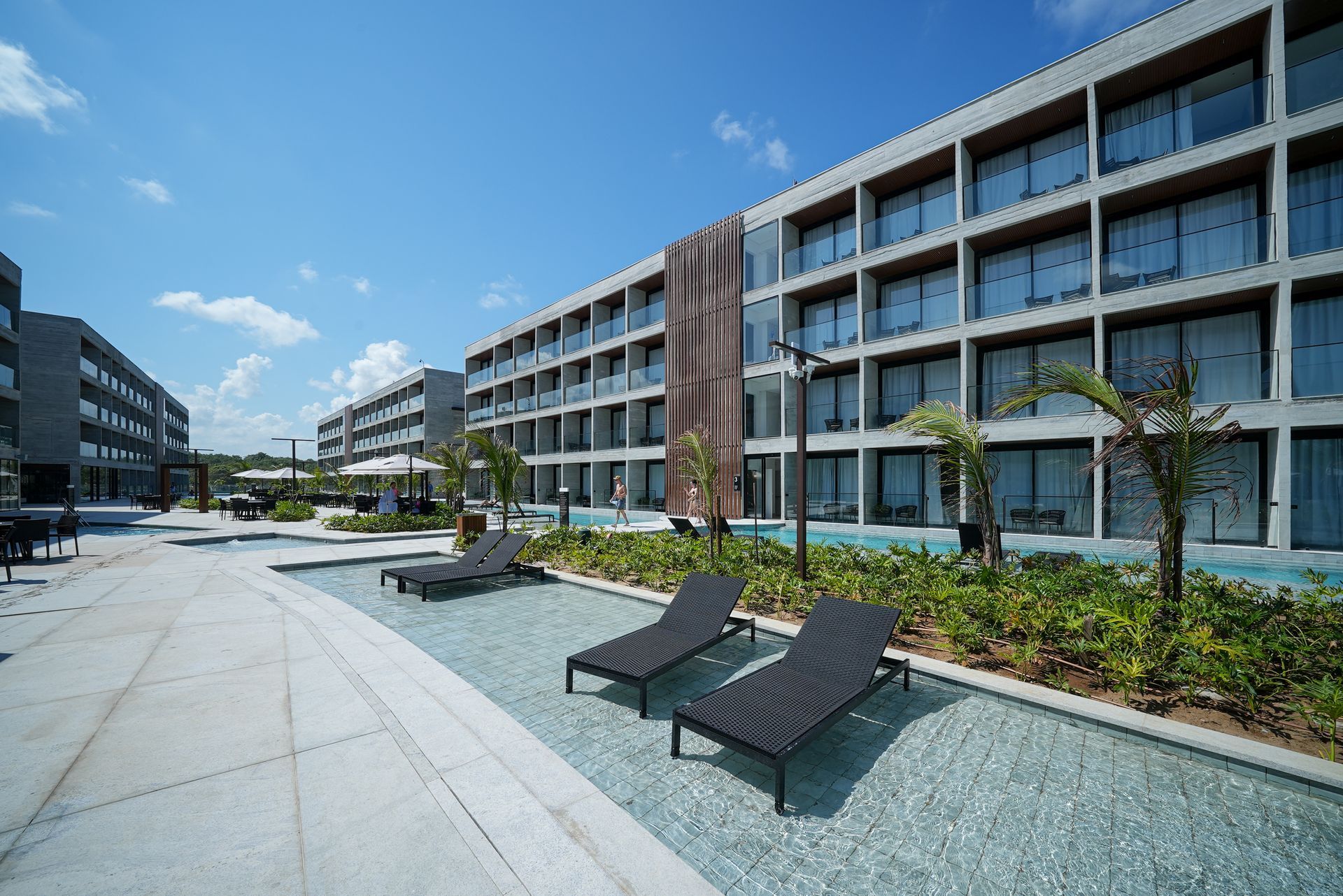 Um grande edifício com uma piscina na frente