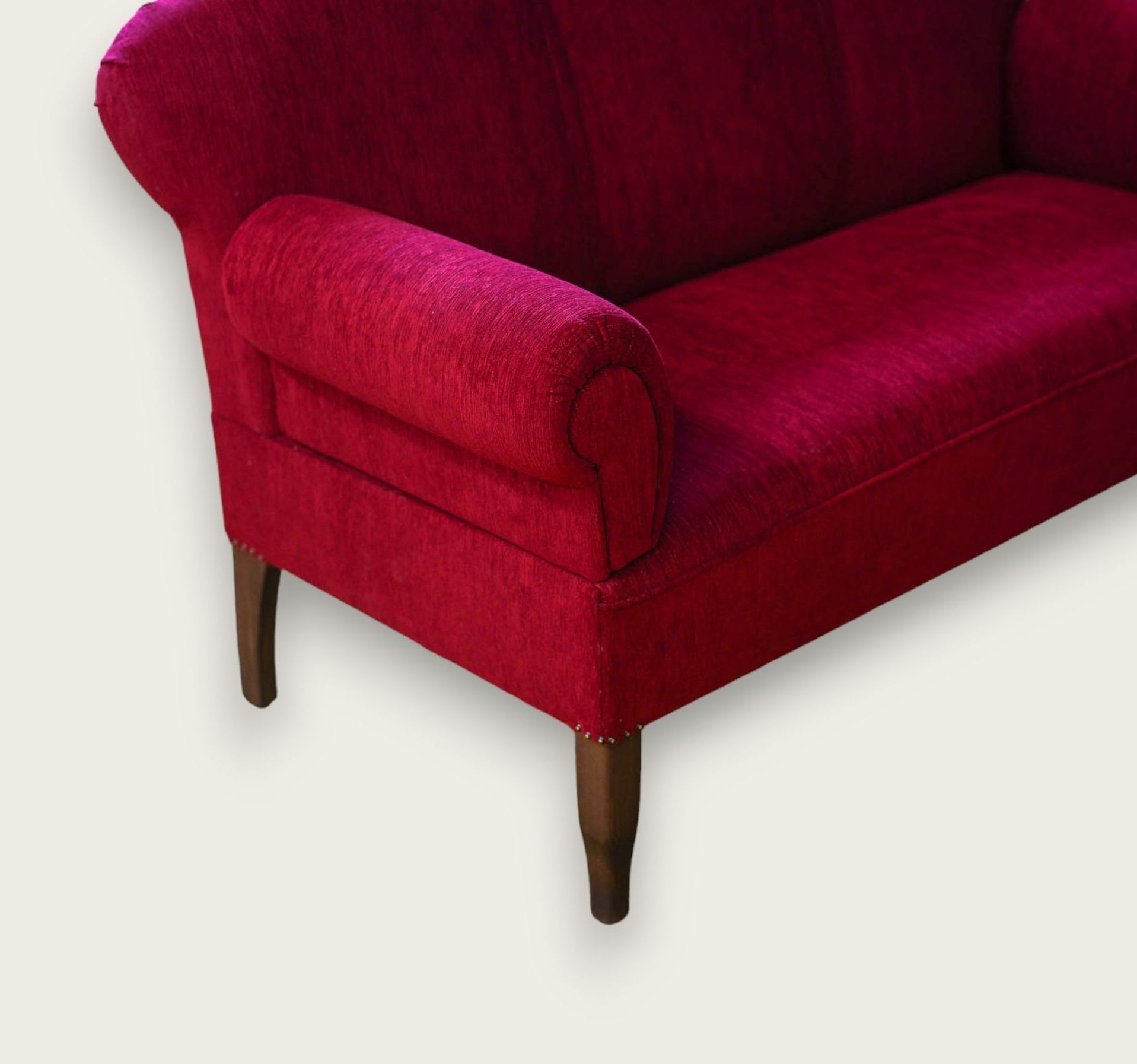 Rotes Sofa in Nahaufnahme