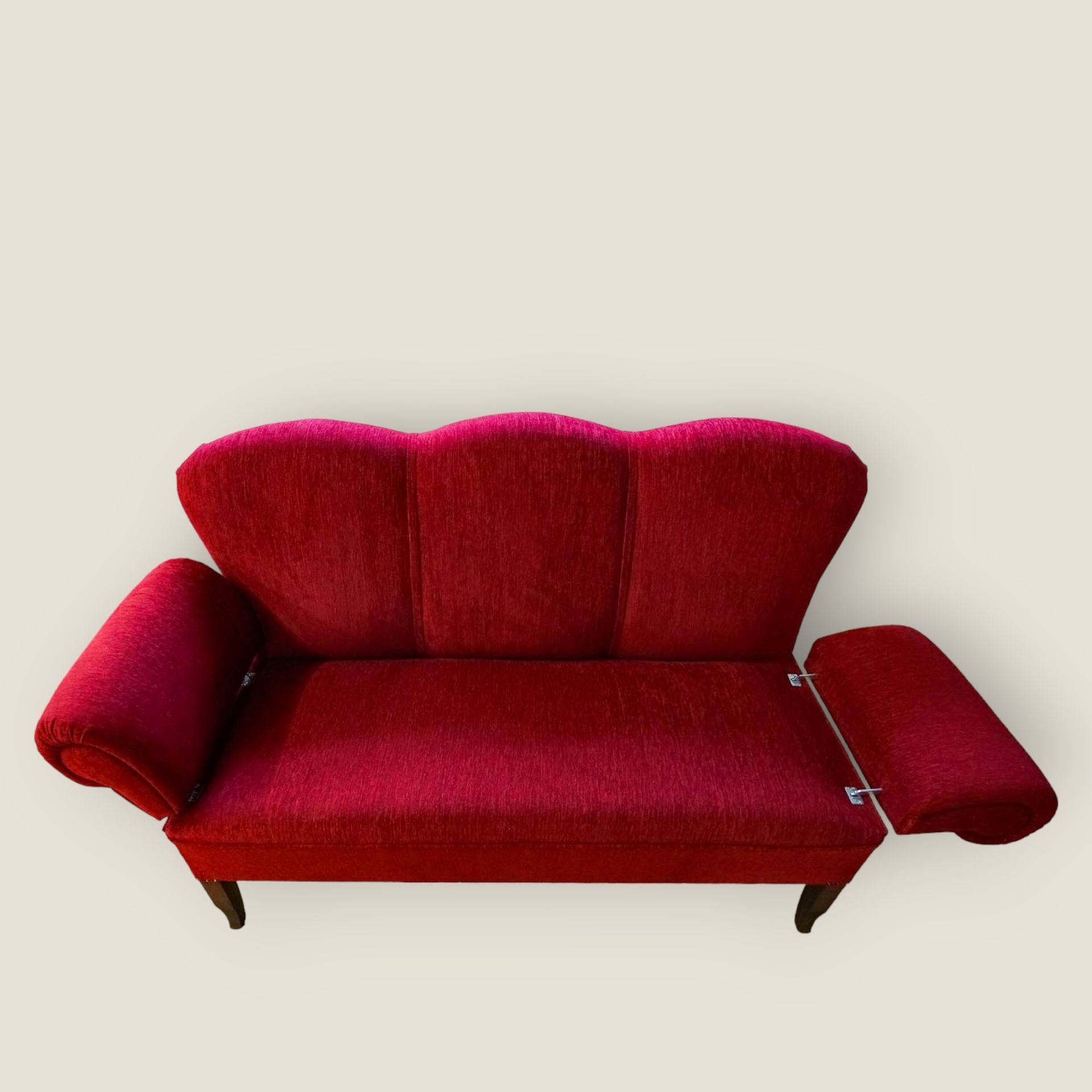 Rotes Sofa in Nahaufnahme