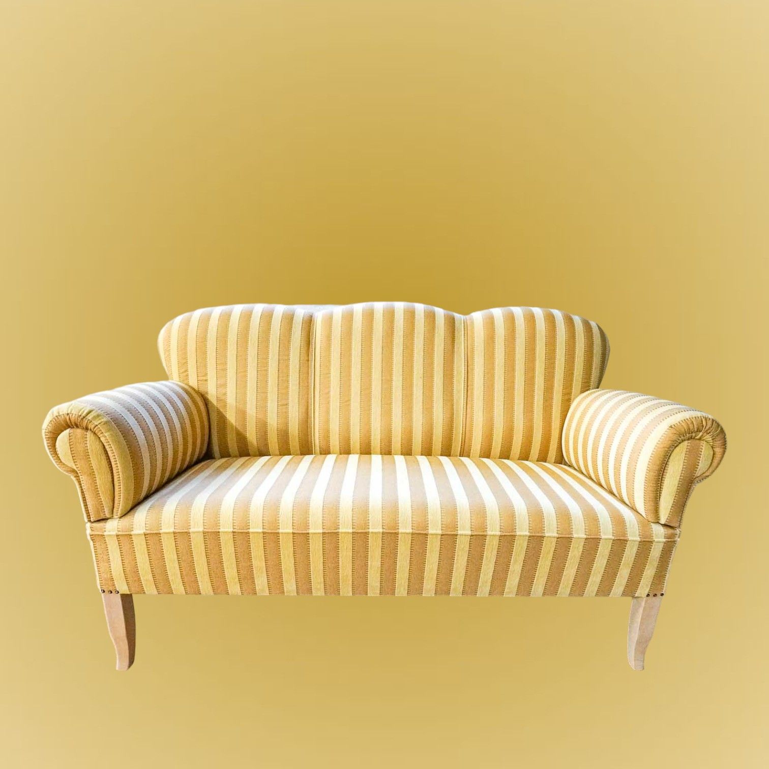 Ein gelb gestreiftes Sofa mit Holzbeinen