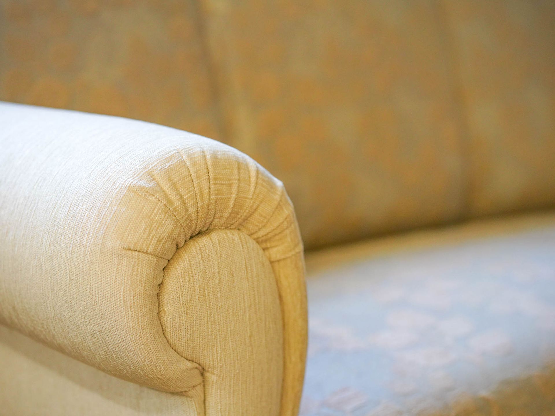 Armlehne von einem Sofa - Nahaufnahme