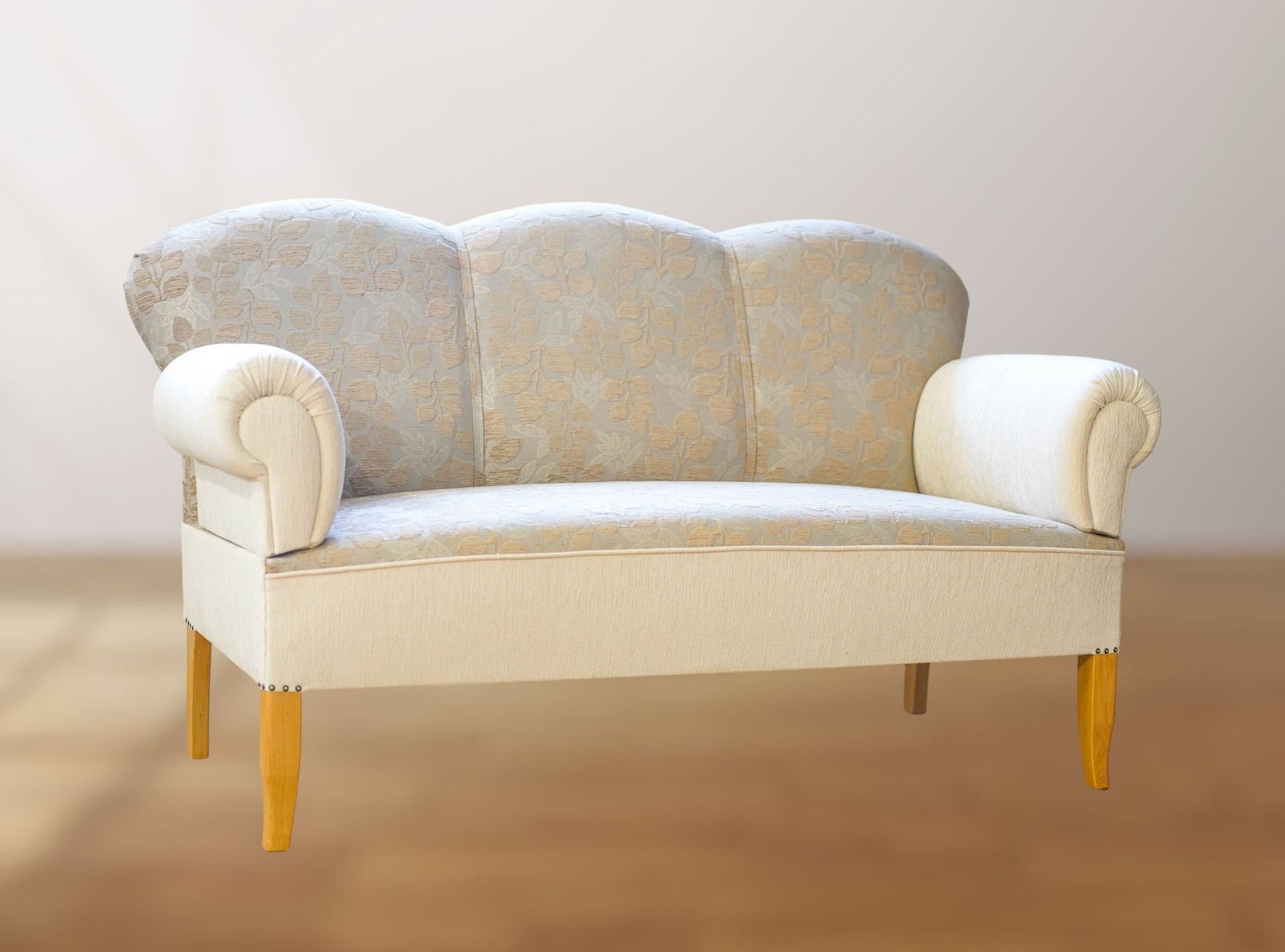 Eine weiße Couch mit Holzbeinen.