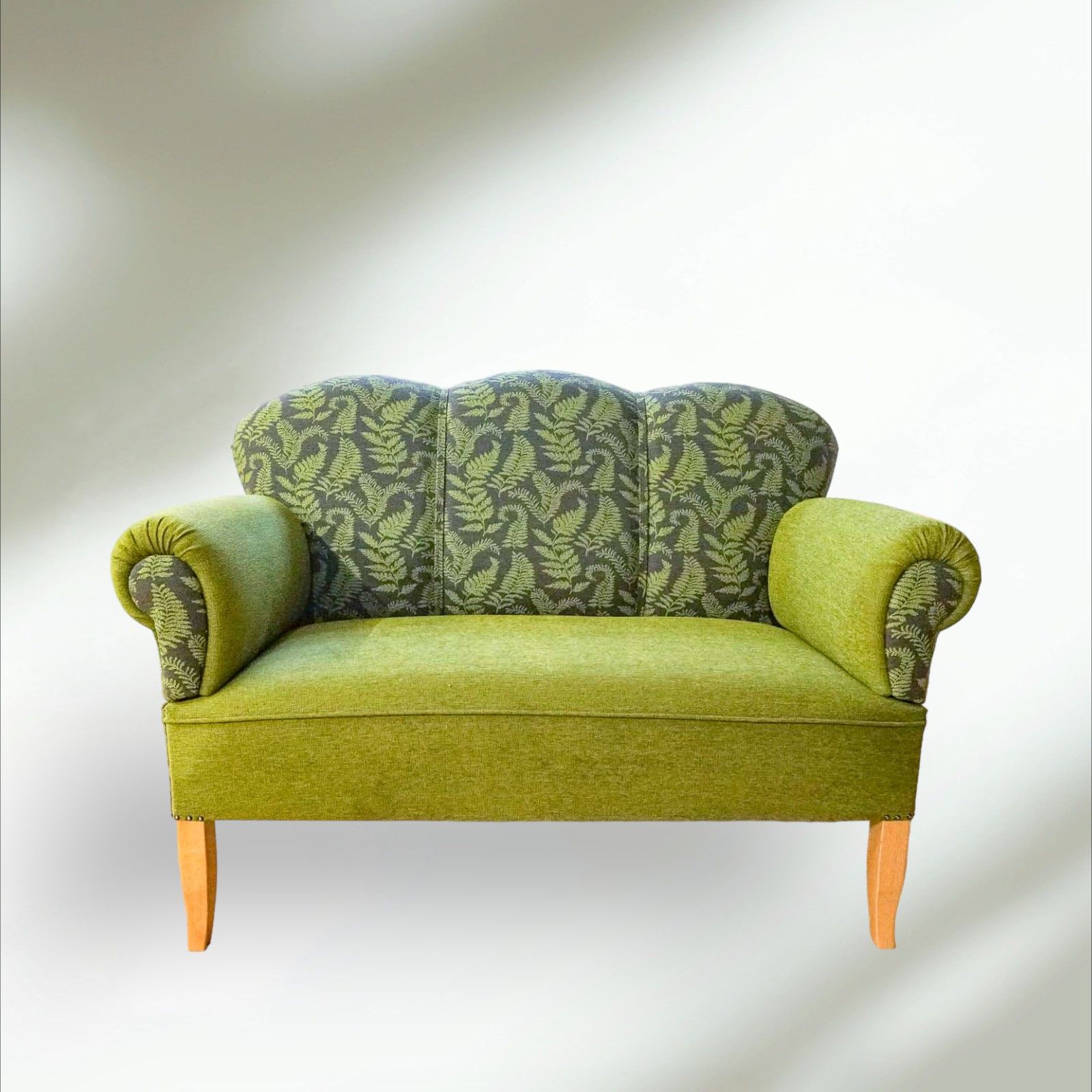 Ein grünes Sofa mit Muster darauf