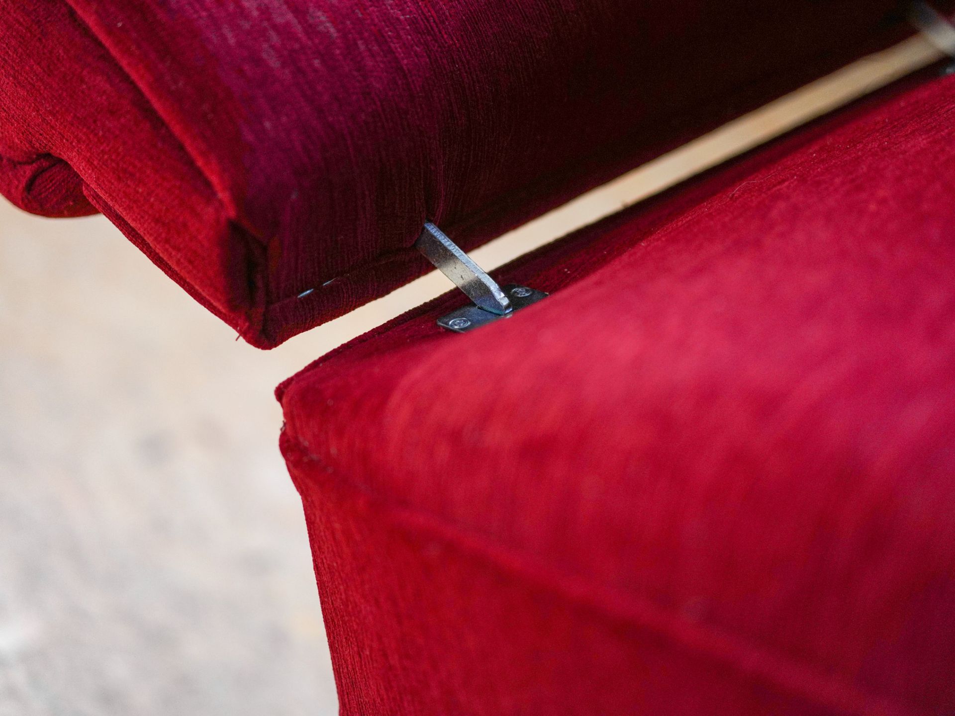 Nahaufnahme von einem roten Sofa