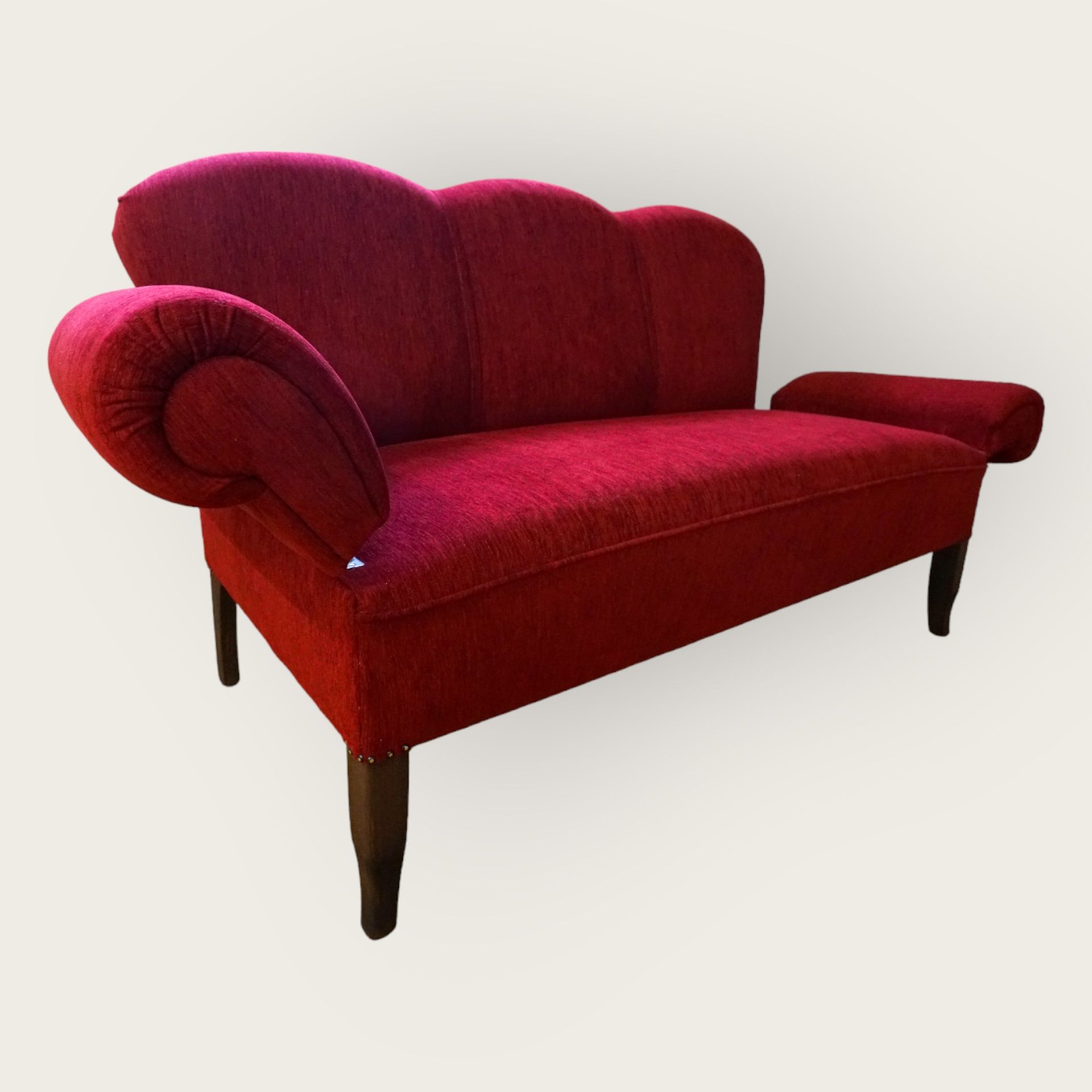 Ein rotes Sofa mit Armlehne