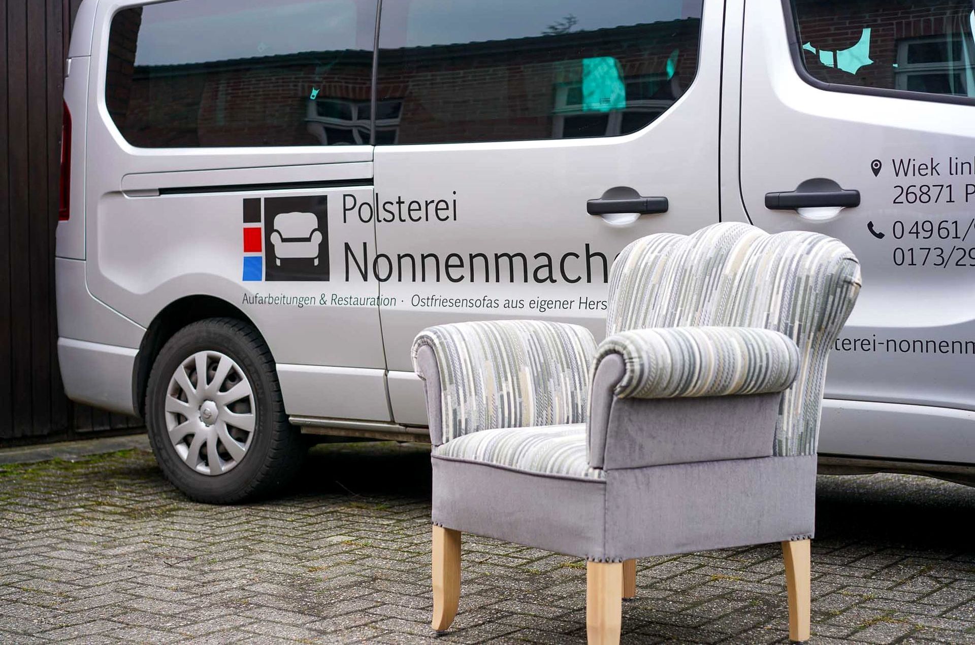 Vor einem Lieferwagen