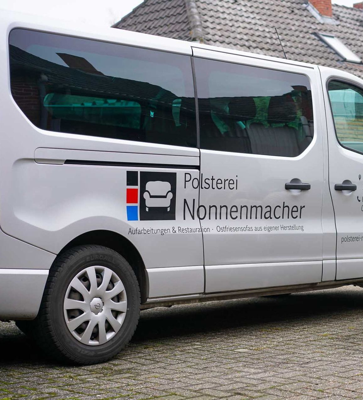 Bestelwagen met het opschrift 'Polsterij-Nonnenmacher'