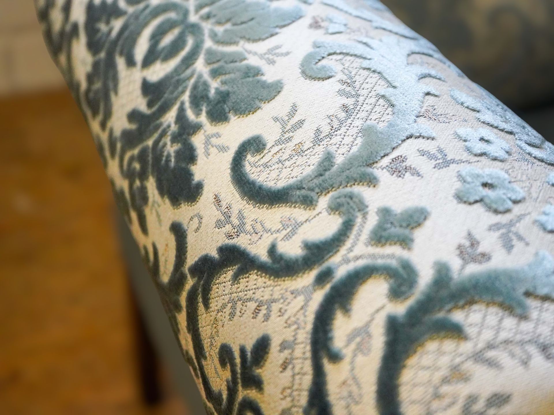 Een close-up van een stoel met een patroon erop