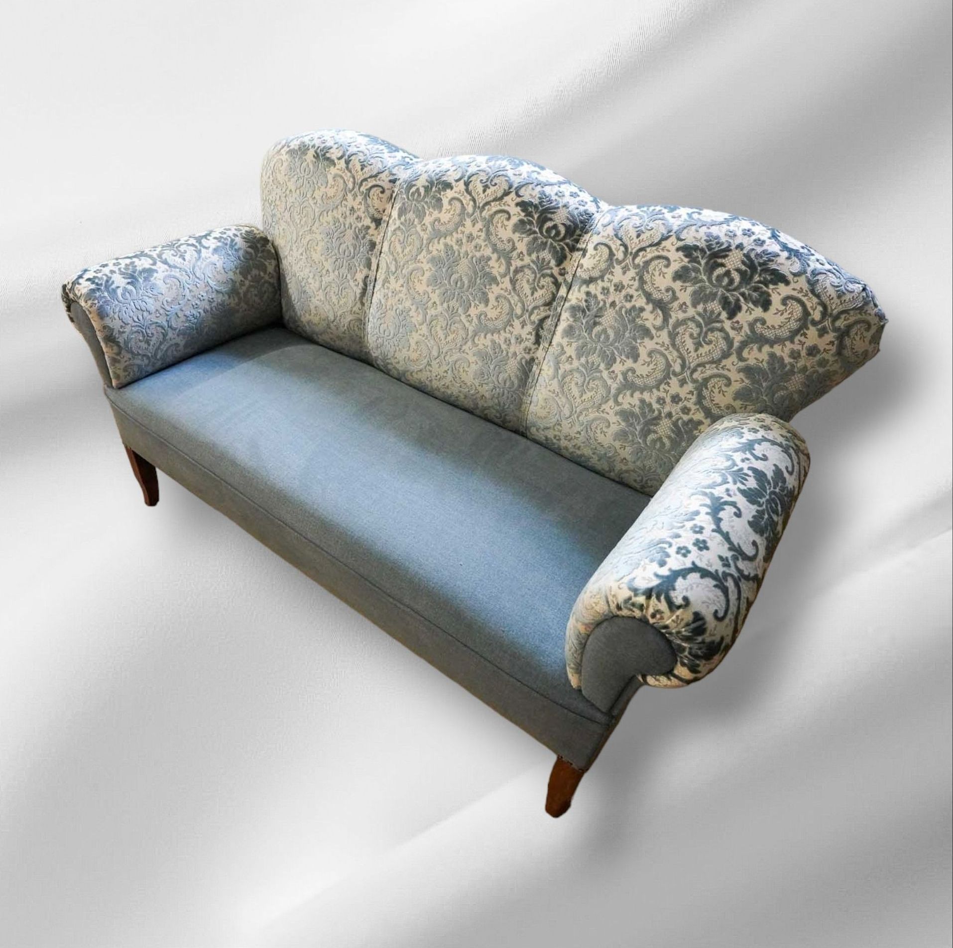 Ein blaues Sofa mit den Armlehnen
