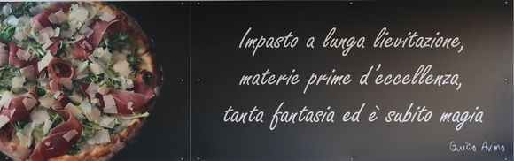 Una foto di una pizza con una citazione in italiano