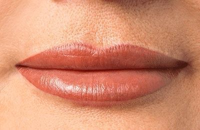 Eine Nahaufnahme der Lippen einer Frau mit Lippenstift darauf.
